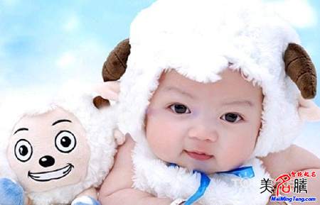 羊?qū)殞毱鹈执笕? /></a>　　2015年2月4日是立春節(jié)氣，過了這一天出生的寶寶就是傳統(tǒng)意義上的羊?qū)殞毩?。你可能會疑惑，為什么不是過了春節(jié)以后呢？關(guān)于這一點，美名騰多次撰文解釋這個問題。如果不清楚的，可以查看美名騰這篇說明文章...</div>
							        <div style="height:5px; font-size:5px"></div>
							        <hr width="99%" style="text-align:center; border-style:dotted; border-width:0px; height:1px;" />
							        <div style="height:5px; font-size:5px"></div>
							    </div>
						        </td>
	</tr><tr style="border-width:0px;">
		<td valign="top">
						        <div style="padding-left:3px; padding-right:3px;line-height:180%">
							         <h3 style="padding:0px;margin:0px;display:inline;"><a id="ctl00_ContentPlaceHolder1_ShowMore1_dgNews_ctl08_HyperLink1" class="headline" href="/Message/ShowNews.aspx?NewsID=3651" target="_blank">屬羊人的運程和起名禁忌破解</a></h3>
							         <span id="ctl00_ContentPlaceHolder1_ShowMore1_dgNews_ctl08_Label1" style="color:Green;font-size:10pt;">2015/1/20 15:34:15</span>
							          <span style="color:Red;font-size:8pt;"></span>
							        <br />
							        <div style="padding-top:1px; width:95%; padding-left:8px; line-height:180%;color:#2f2f2f;font-size:14px;" ><a href=